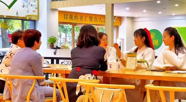 食疗市场规模逐年攀升，成各实体店转型引入佳选